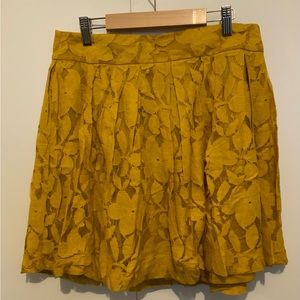 Ann Taylor LOFT Floral Lace Pleated Skate Flare Skirt in Mustard - Size 8P